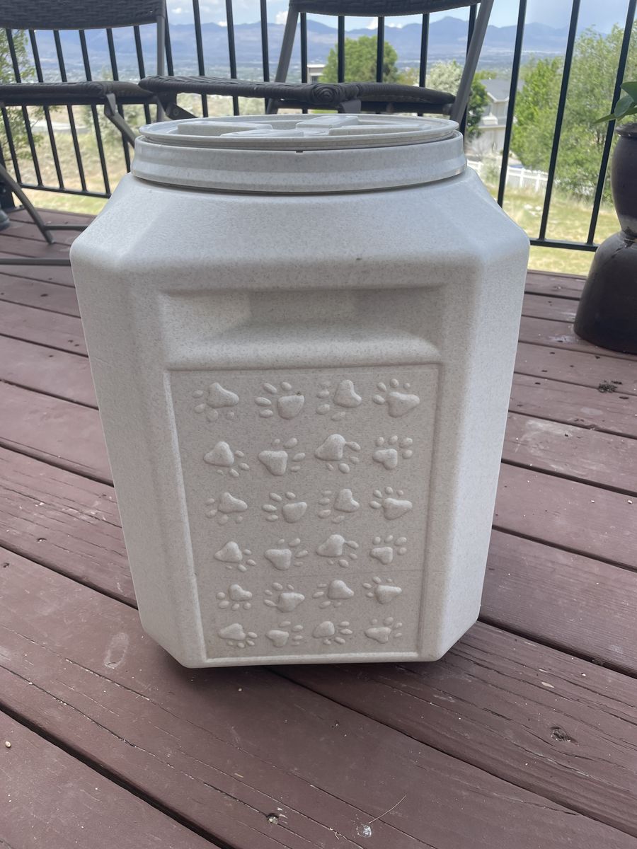 Airtight storage container
