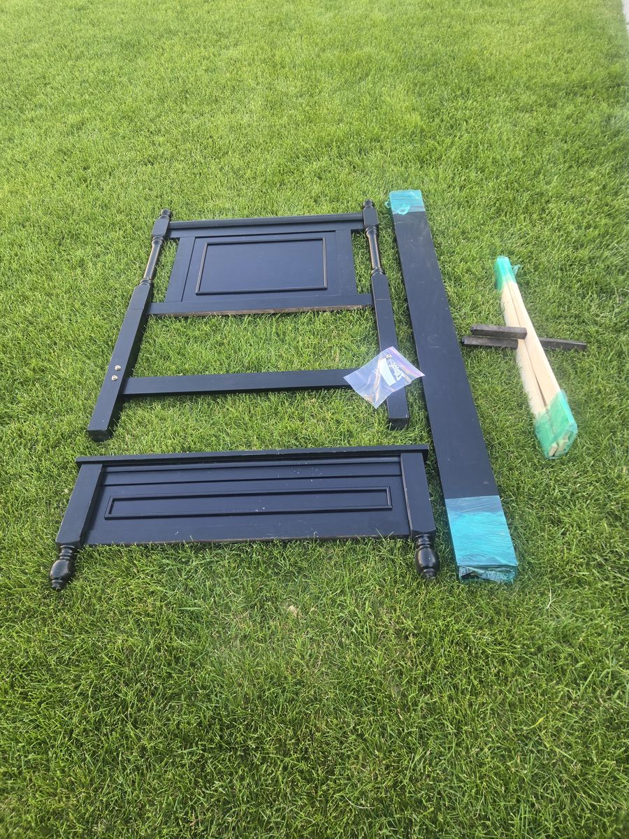 Twin bed frame for sale !!! Complete.