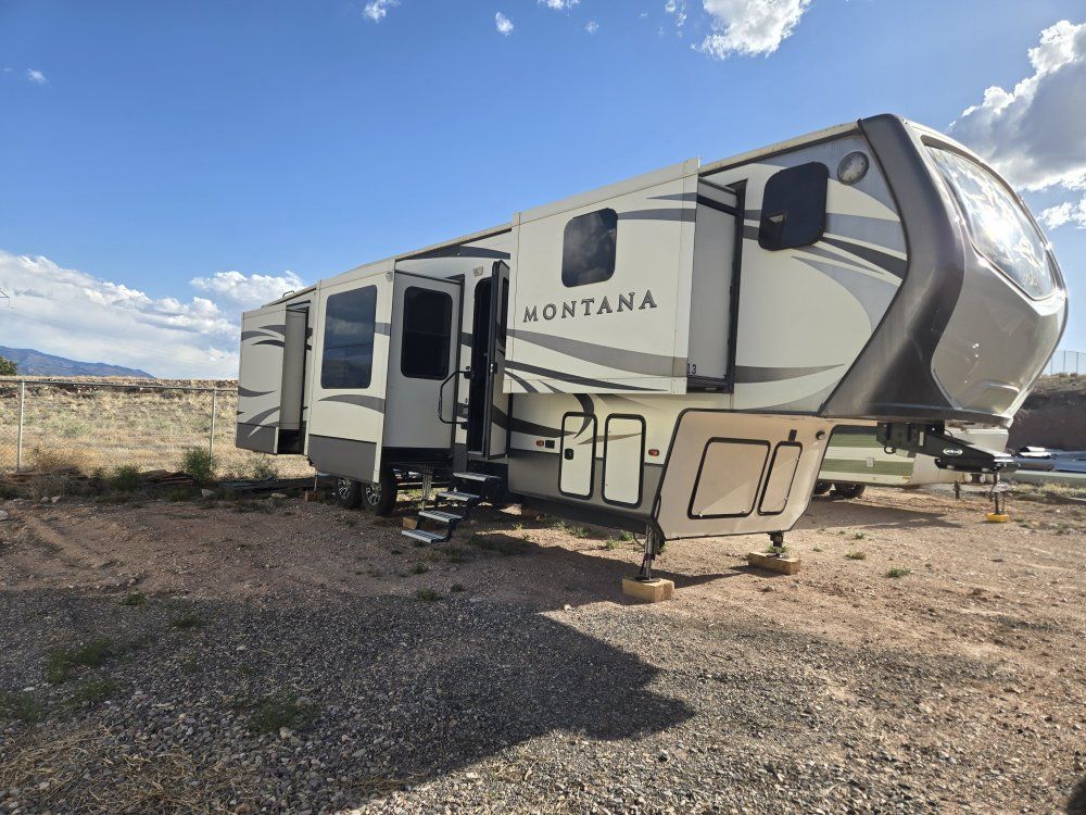 2016 Montana 3820 FK 5th wheel trailer