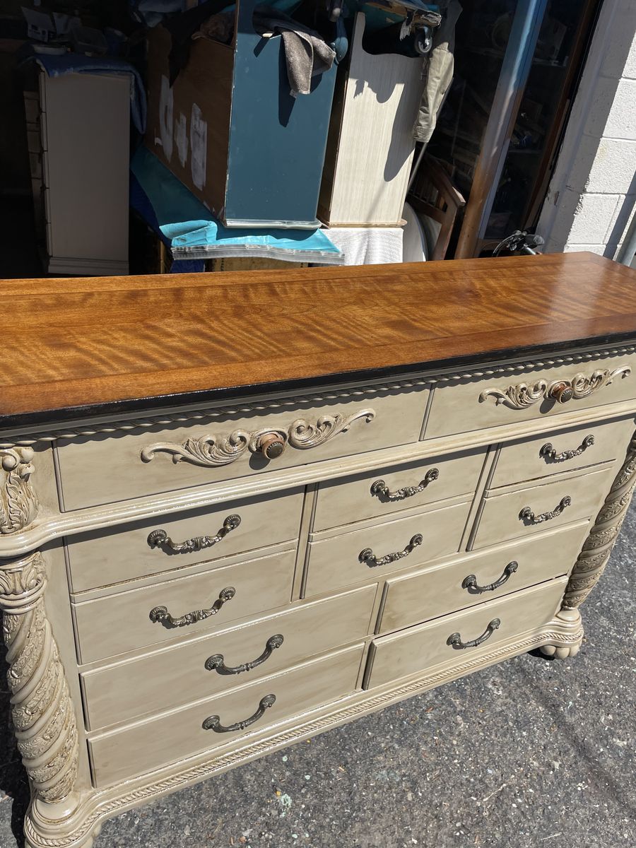 DRESSER 9 DRAWERS