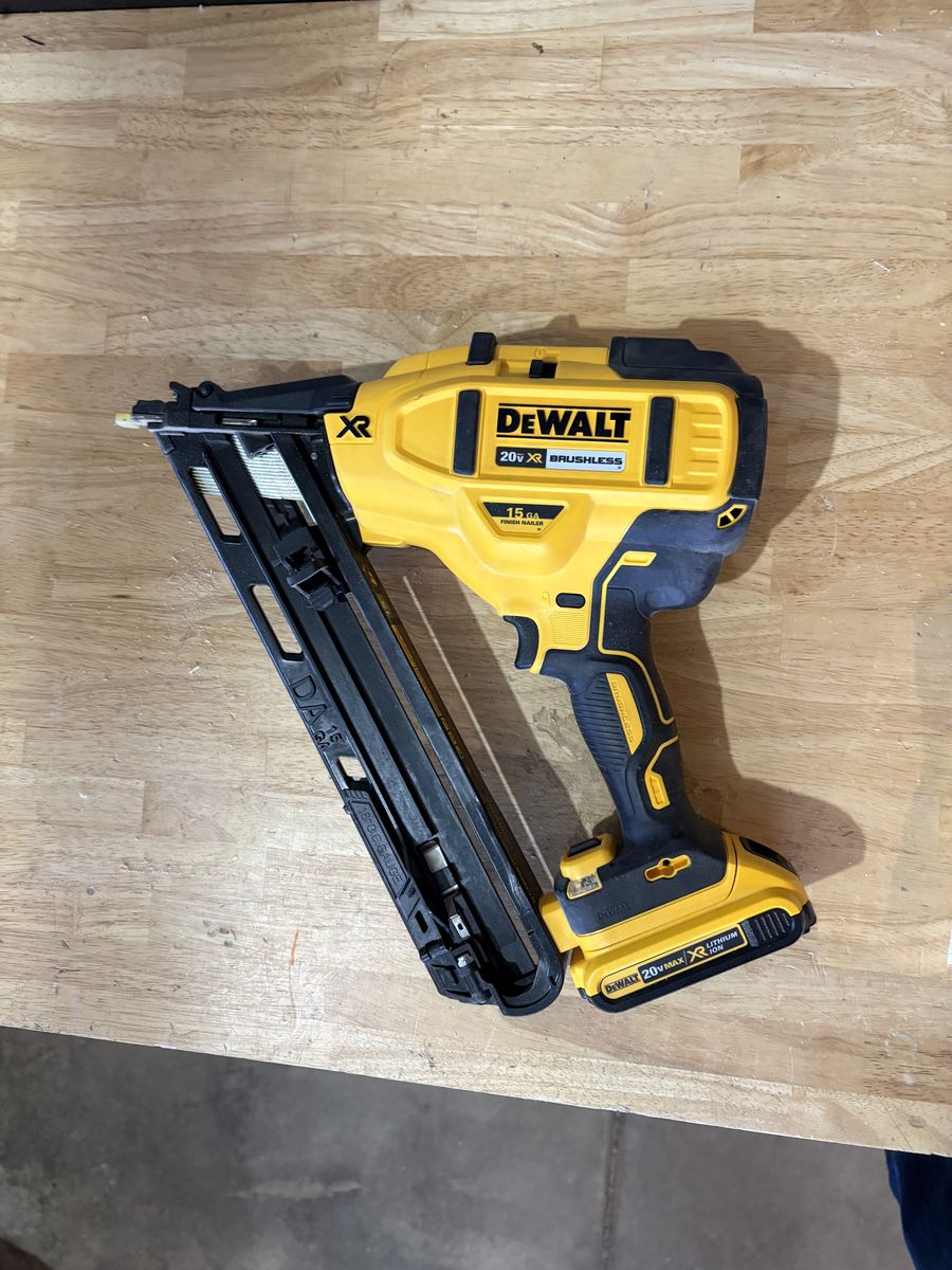 DeWalt 15 gauge 20 Volt Trim Nailer Full Kit
