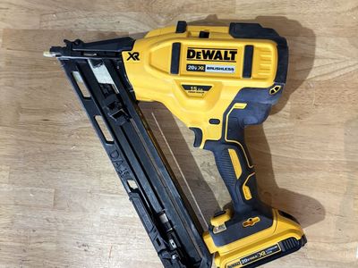 DeWalt 15 gauge 20 Volt Trim Nailer Full Kit