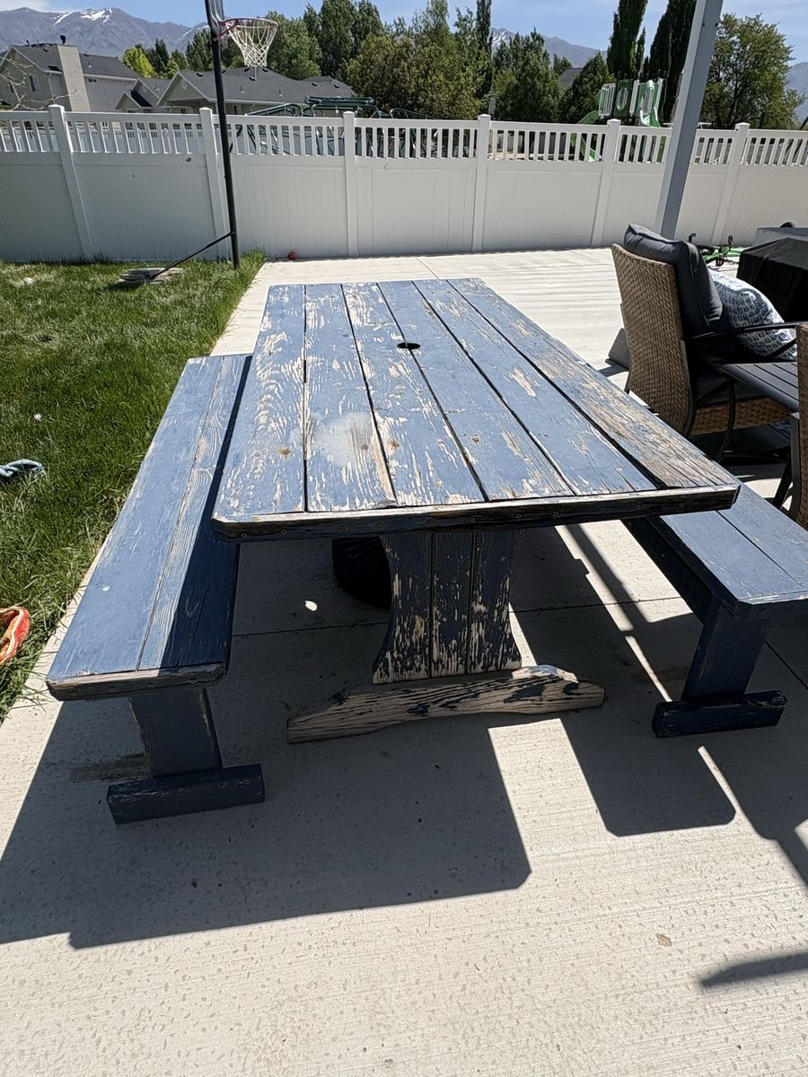 Picnic table