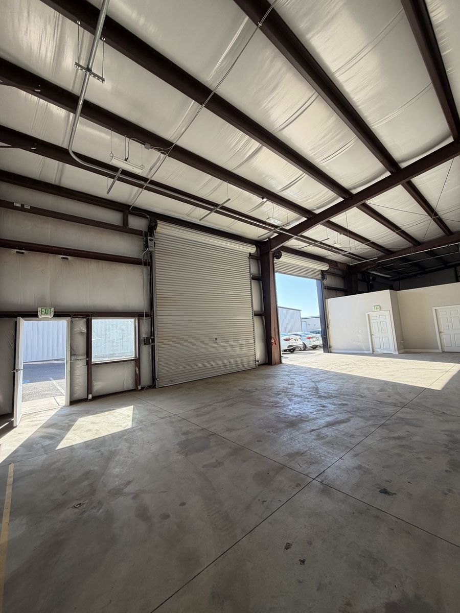 Warehouses for rent in Hurricane, UT.   Backs up to I-15.   several buildings for lease.    3000sq/ft and 6000.  $1.00/ft