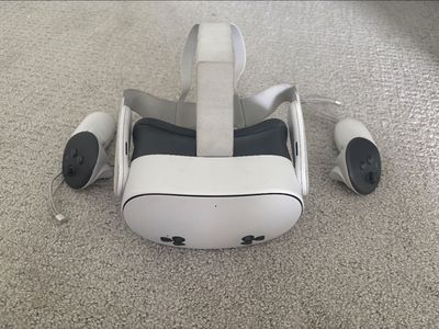 Meta Quest 3 VR Headset with Controllers - Used, Dead Pixel