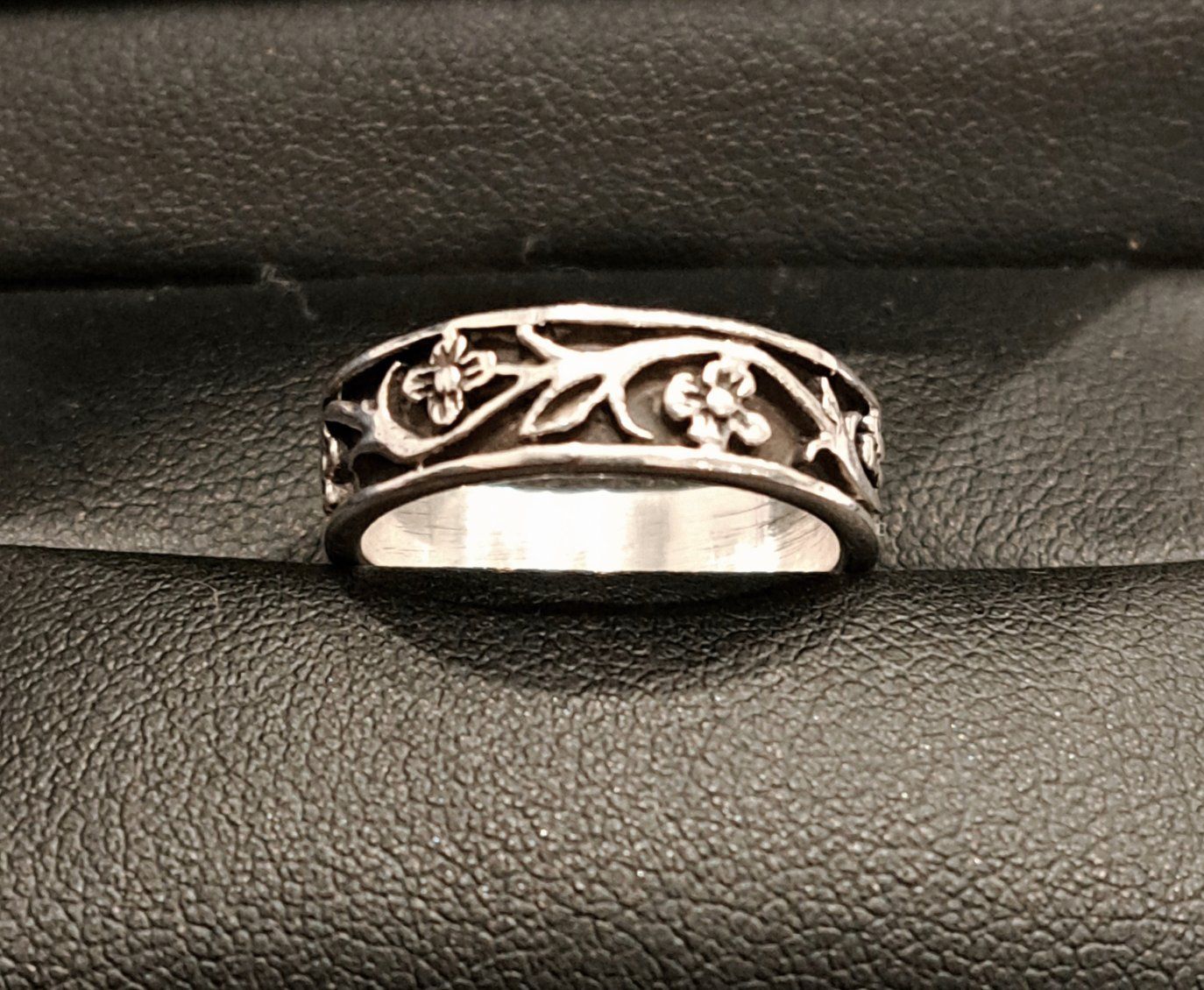 Vintage 925 Mexican Flower Vine Silver Ring - Size 7.5/ Weight 3.94 grams. $30 cash.