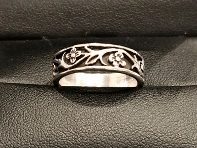 Vintage 925 Mexican Flower Vine Silver Ring - Size 7.5/ Weight 3.94 grams. $30 cash.