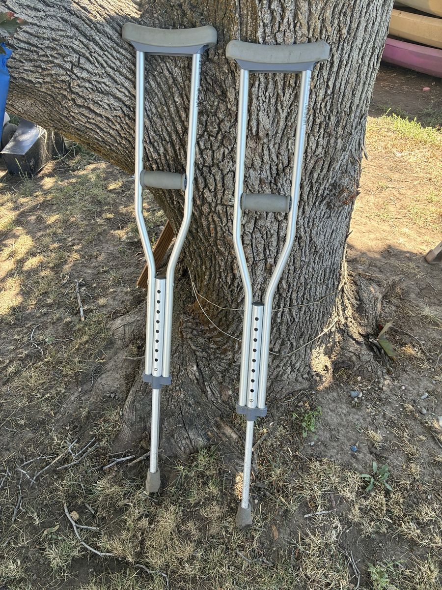 Youth Aluminum Adjustable Crutches 