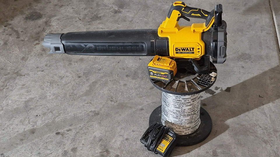 DEWALT FLEXVOLT 60V MAX XR Brushless Cordless Axial Blower DCE120B with Battery & Charger