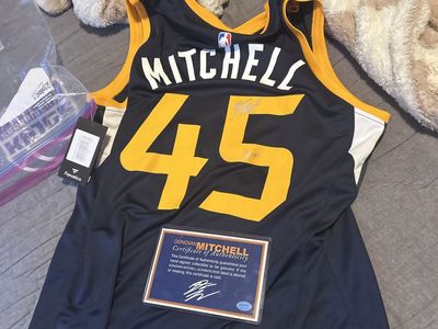Adult Medium Signed Donovan Mitchell Jersey