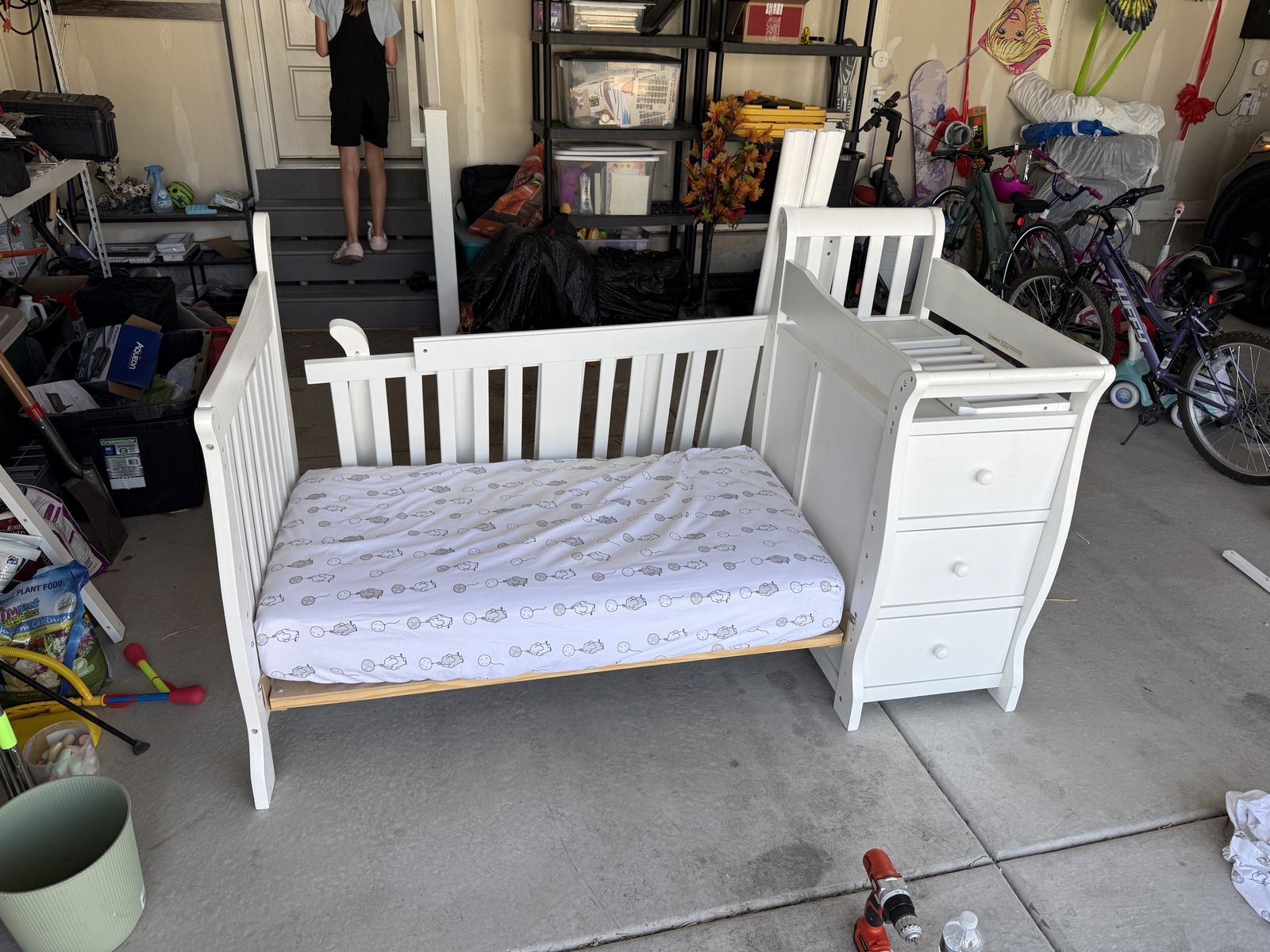 Convertible Toddler Bed / Crib with Changing Table & Mattress