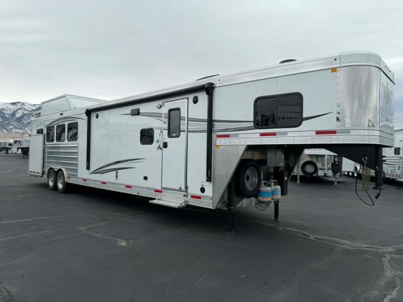 New 2026 Merhow Stampede 4 Horse LQ Rear Side Load Package