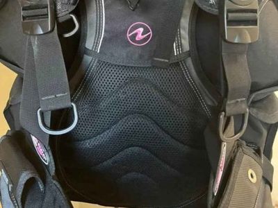 Aqualung Lotus i3 buoyancy compensator (BCD) has size MD.