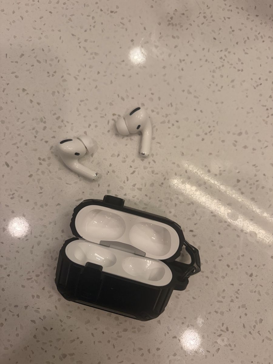 Apple AirPods Pro (1st Gen) with Rugged Protective Case - White In-Ear Noise Cancelling