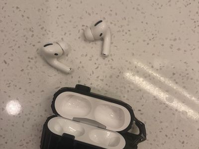 Apple AirPods Pro (1st Gen) with Rugged Protective Case - White In-Ear Noise Cancelling