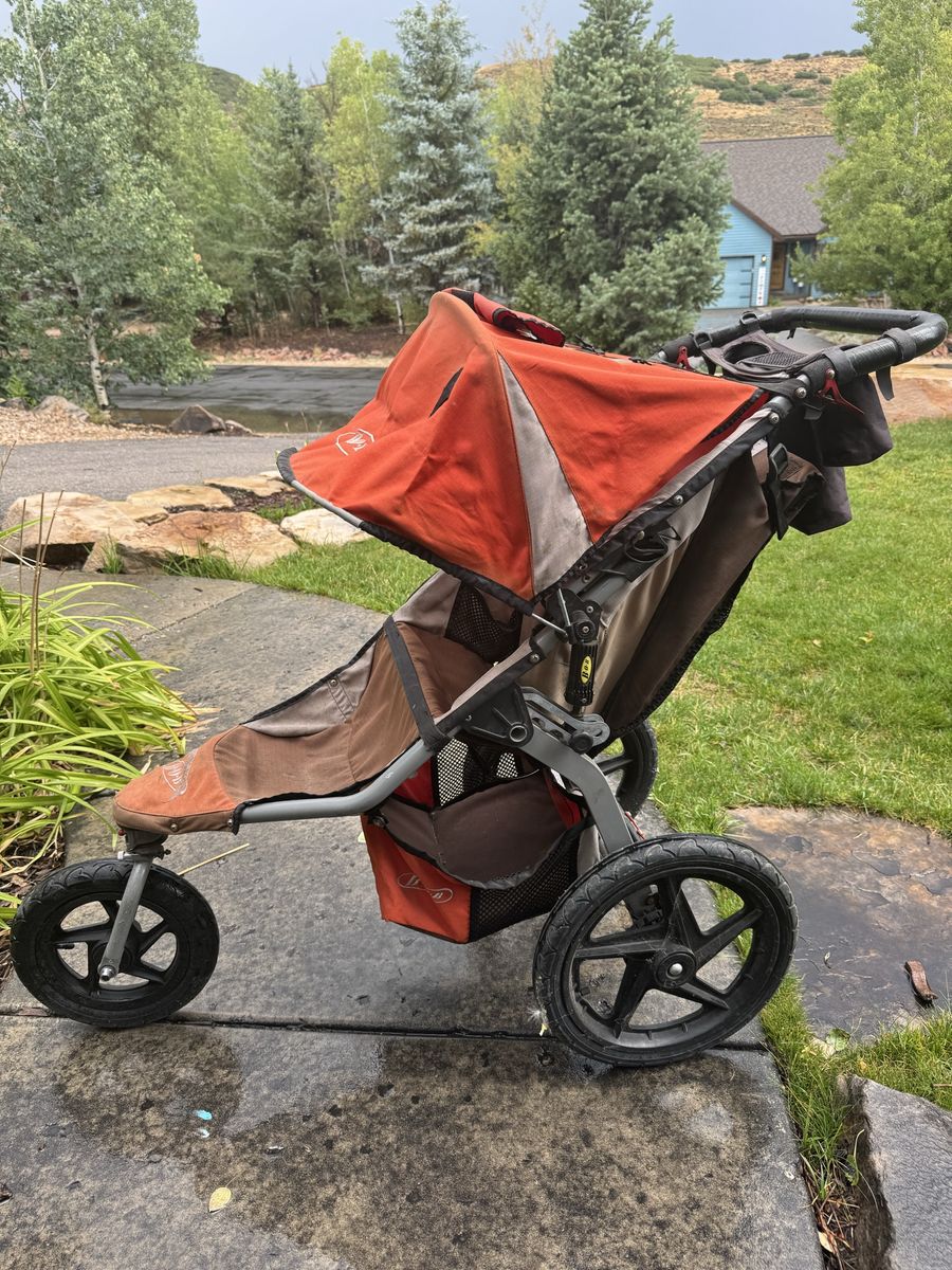Bob Revolution running stroller