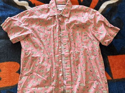 American Eagle Outfitters Men's Pink Kiwi Print Short Sleeve Button-Down Shirt Size S - 100% Cotton