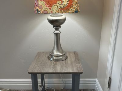 2 side tables and lamps