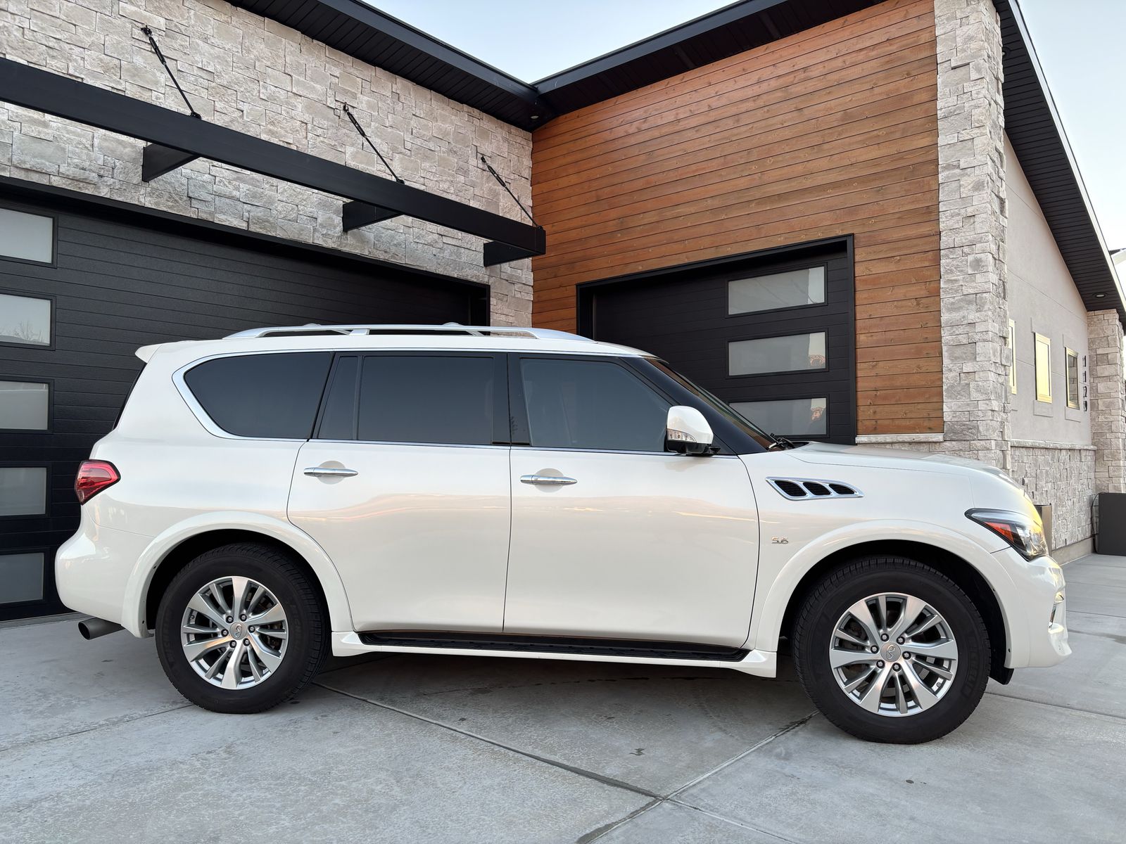 2016 INFINITI QX80 Base