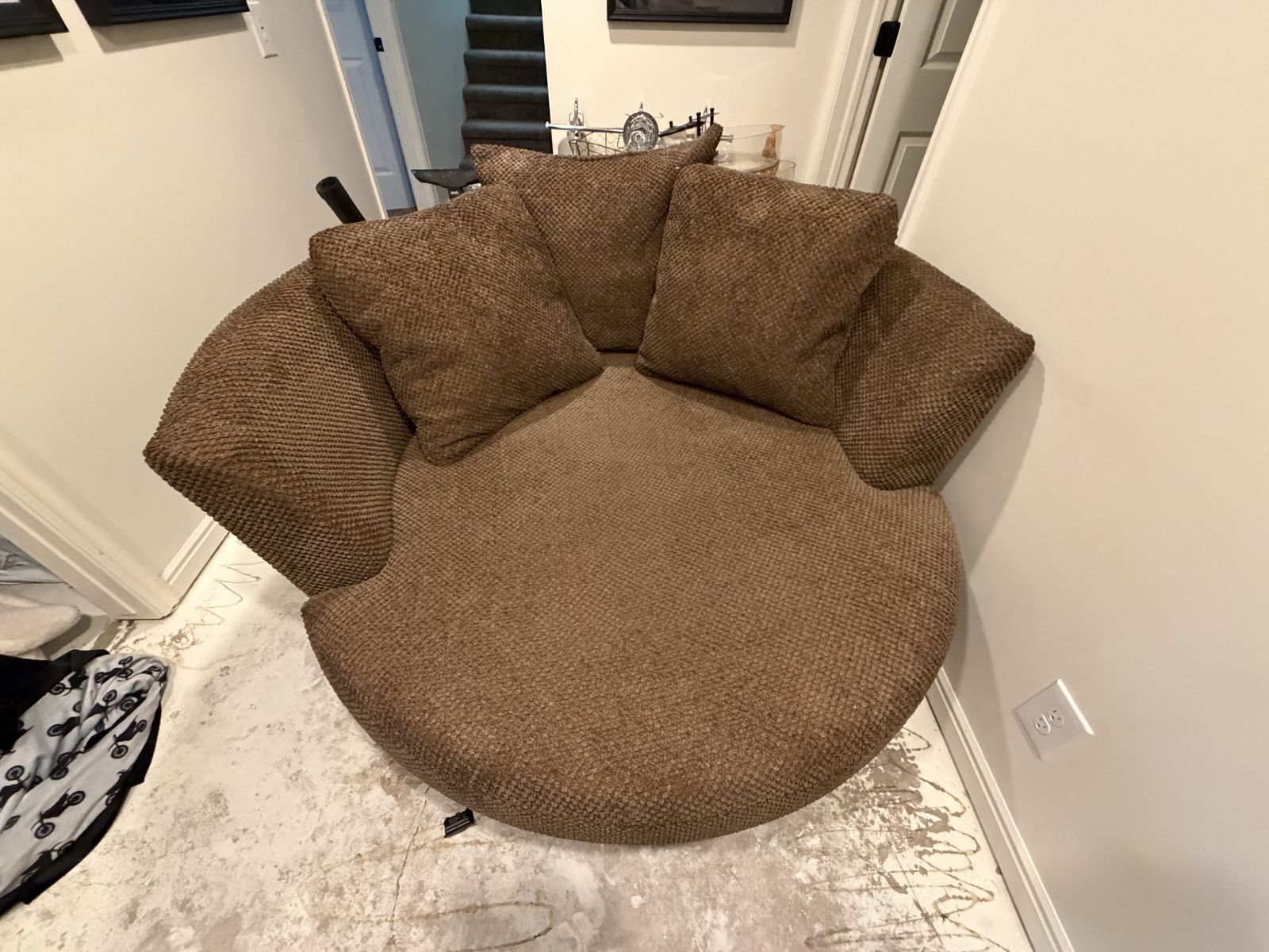 Large Round Swivel Chair