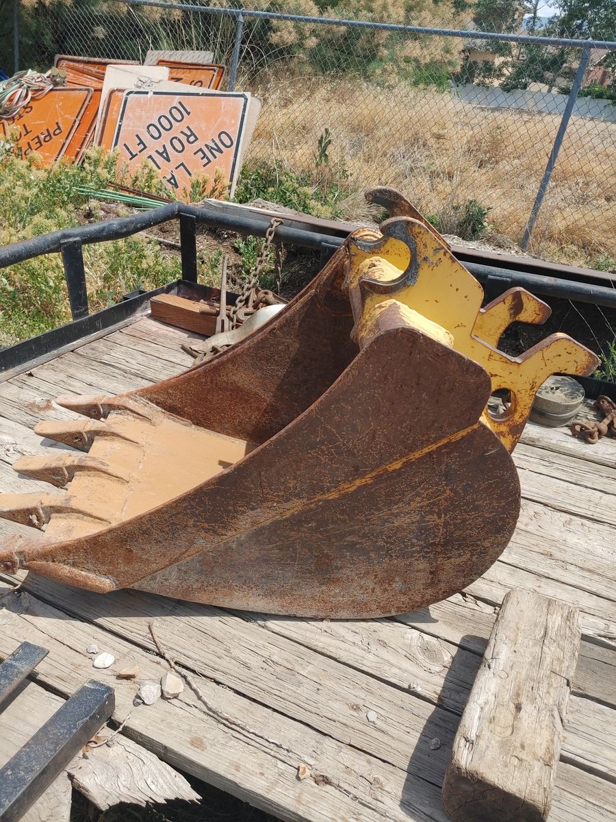 JOHN DEERE 60 BUCKET FOR SALE