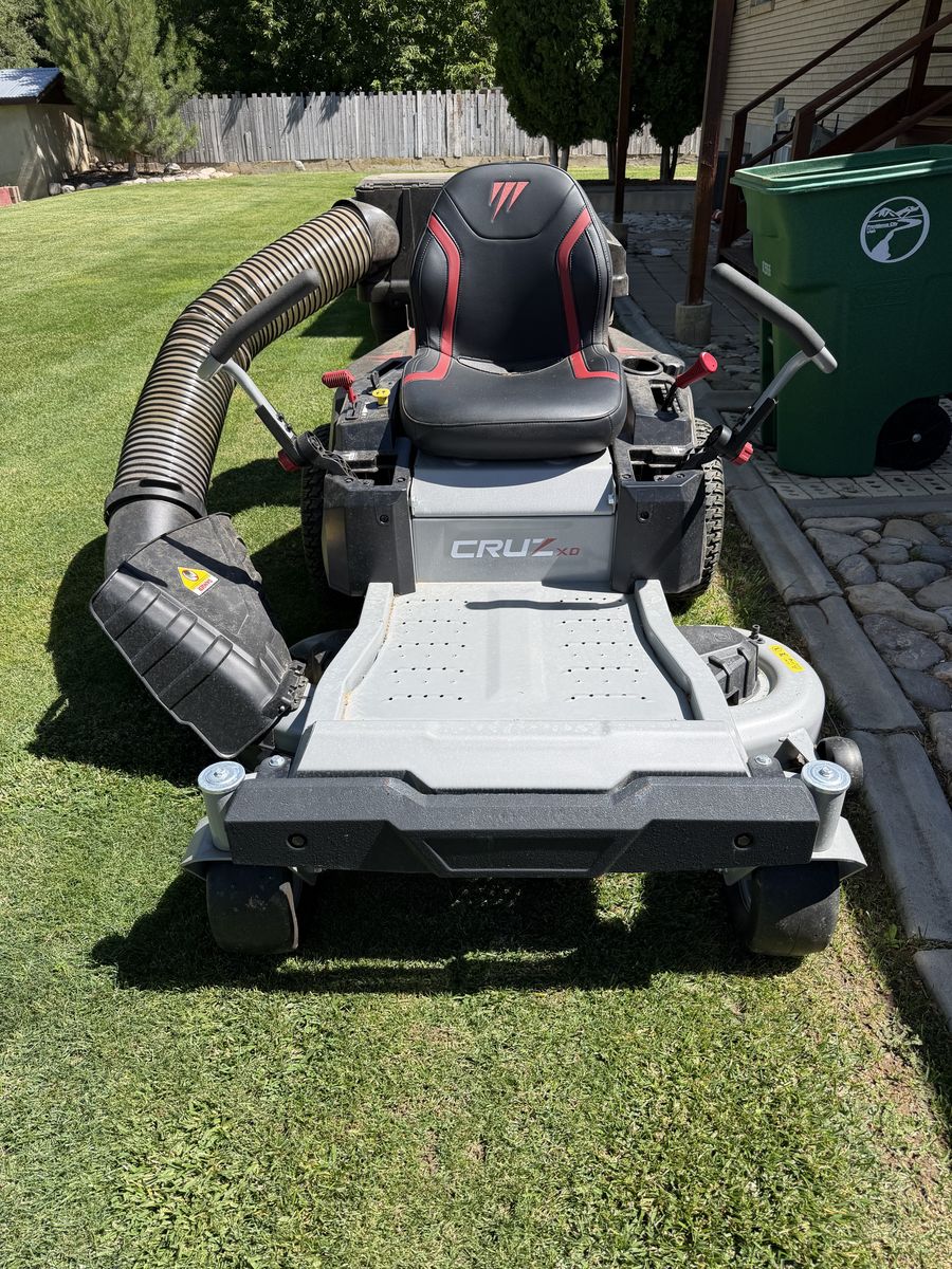 Cruz XD 50 in. 22.0 HP 724cc EXi2200 Series Briggs and Stratton Engine Dual Hydrostatic Drive Gas Zero Turn Mower