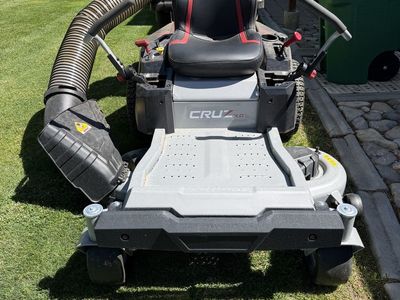 Cruz XD 50 in. 22.0 HP 724cc EXi2200 Series Briggs and Stratton Engine Dual Hydrostatic Drive Gas Zero Turn Mower