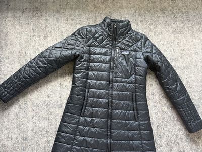 Patagonia Women's Black Quilted Down Puffer Jacket Long Parka Size S Full Zip