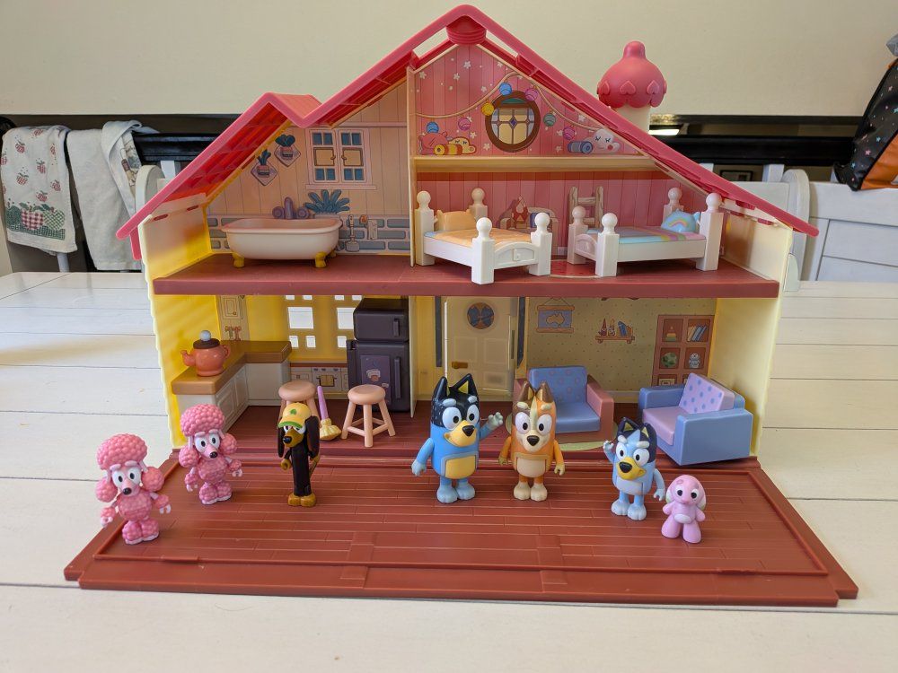 Bluey Family Home Playset with Figures & Furniture Accessories