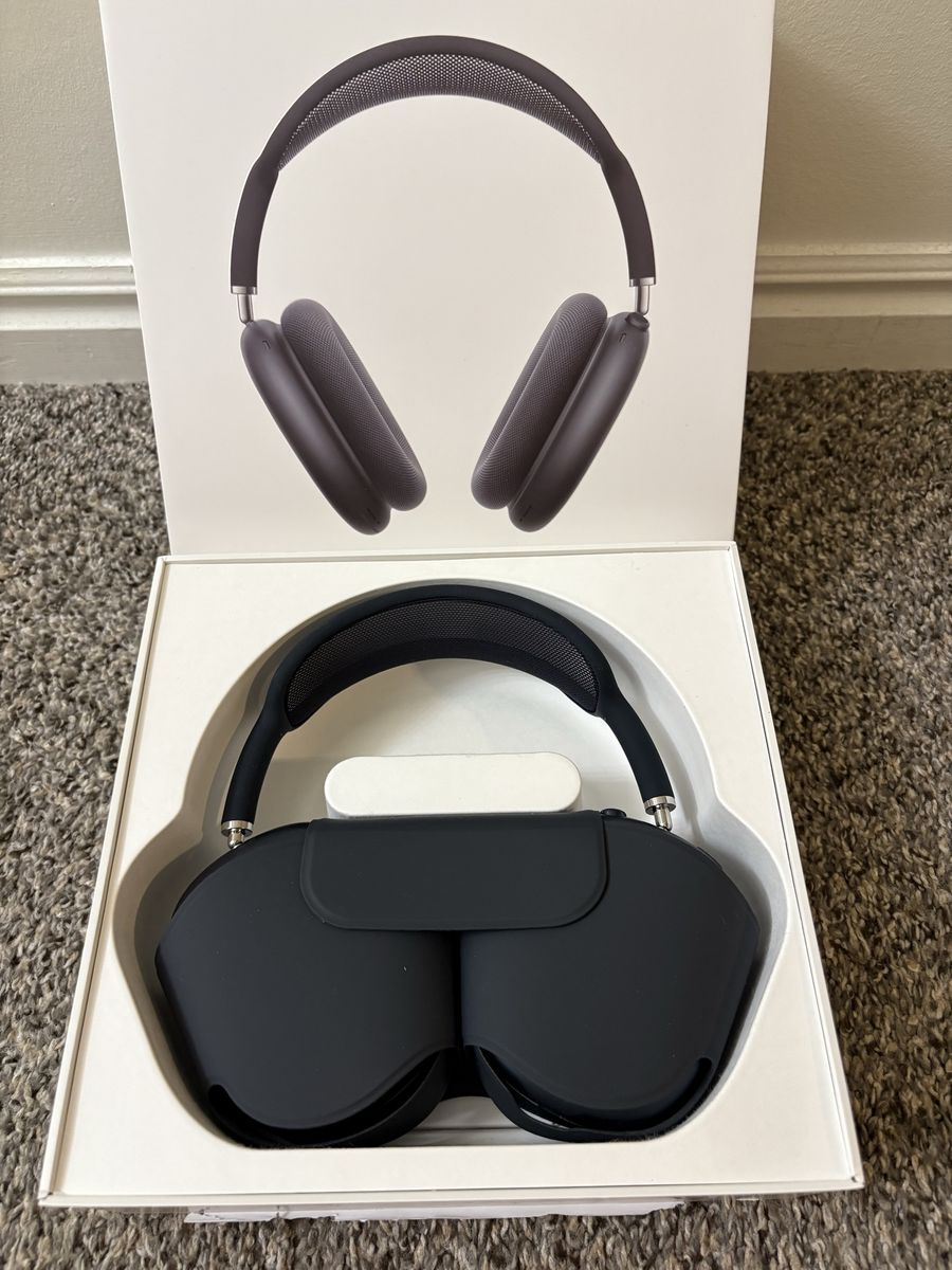 Apple AirPods Max Space Gray Wireless Over-Ear Headphones with Smart Case