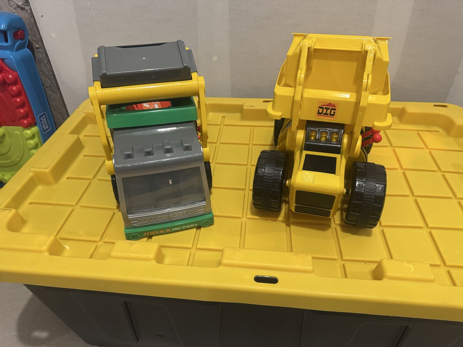 Maxx Action Recycle Truck & Yellow Dig Construction Dump Truck Toy Vehicles Set
