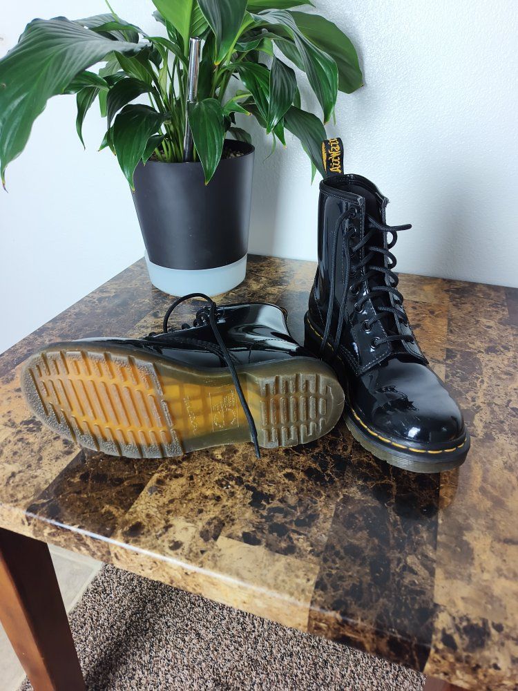 Dr. Martens 1460 Women's Black Patent Leather Ankle Boots Size US 7 8-Eye Lace-Up