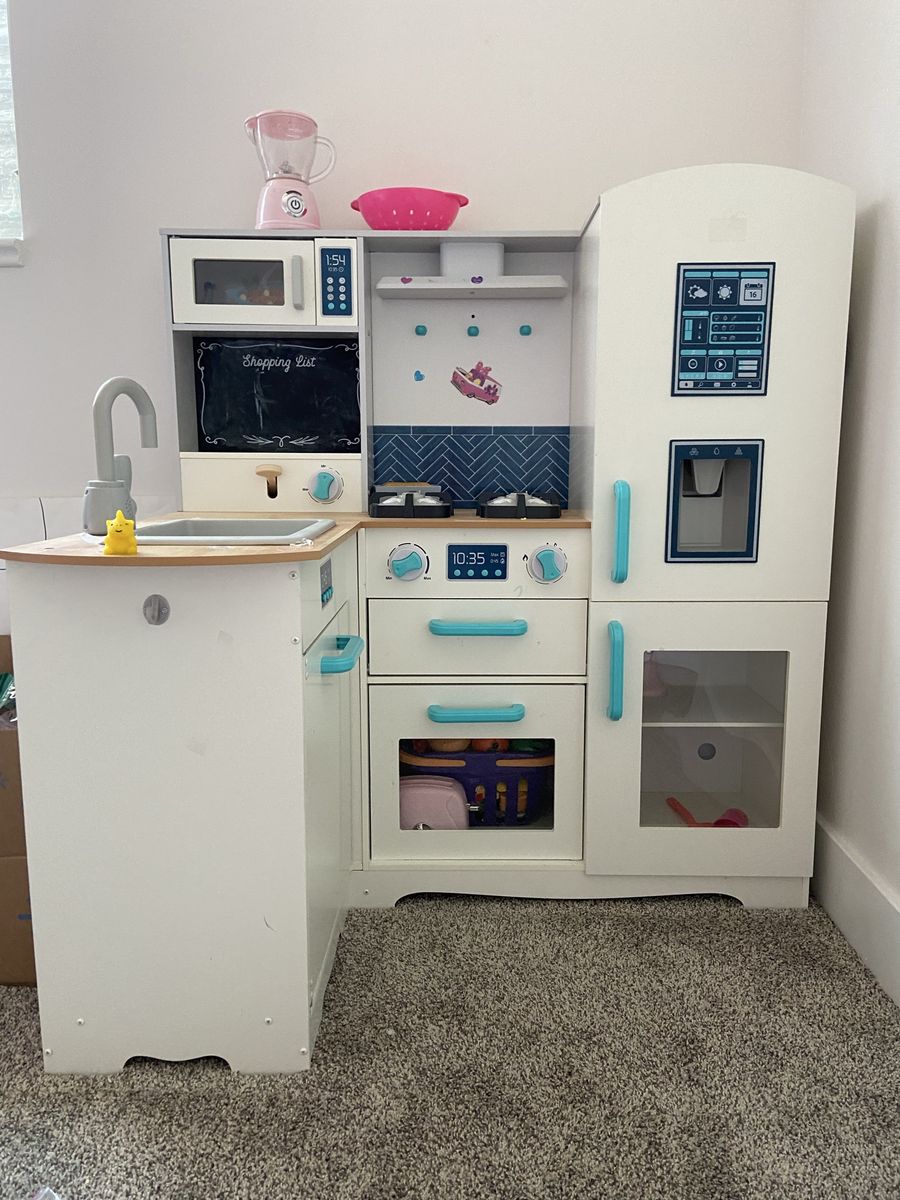 KidKraft Modern White Play Kitchen with Fridge, Microwave, Oven & food