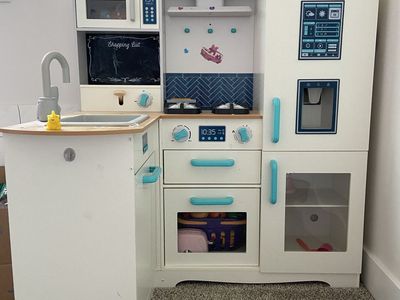 KidKraft Modern White Play Kitchen with Fridge, Microwave, Oven & food