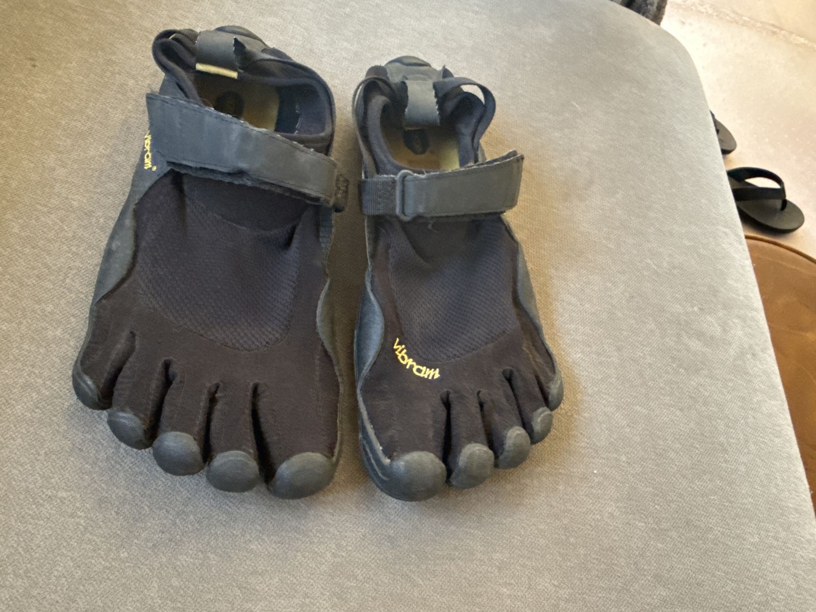 Used Women's Vibram FiveFingers Black Athletic Toe Shoes - Size 9