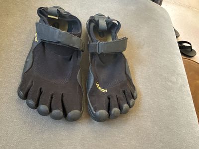 Used Women's Vibram FiveFingers Black Athletic Toe Shoes - Size 9