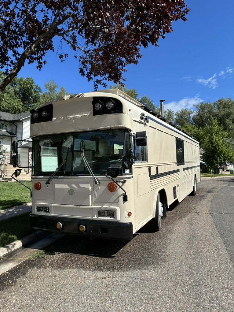 2000 Off Grid Skoolie