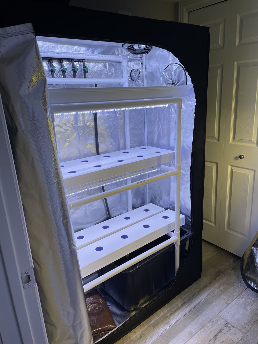 Hydroponic System with tent