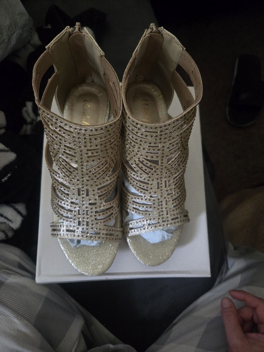 Wansifou Gold Glitter Rhinestone Stiletto Heels $75 O.B.O- Big Kid Size 3