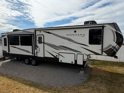 2020 Montana High Country 330RL – NEW TIRES 2025 – Auto Level – Solar Prep