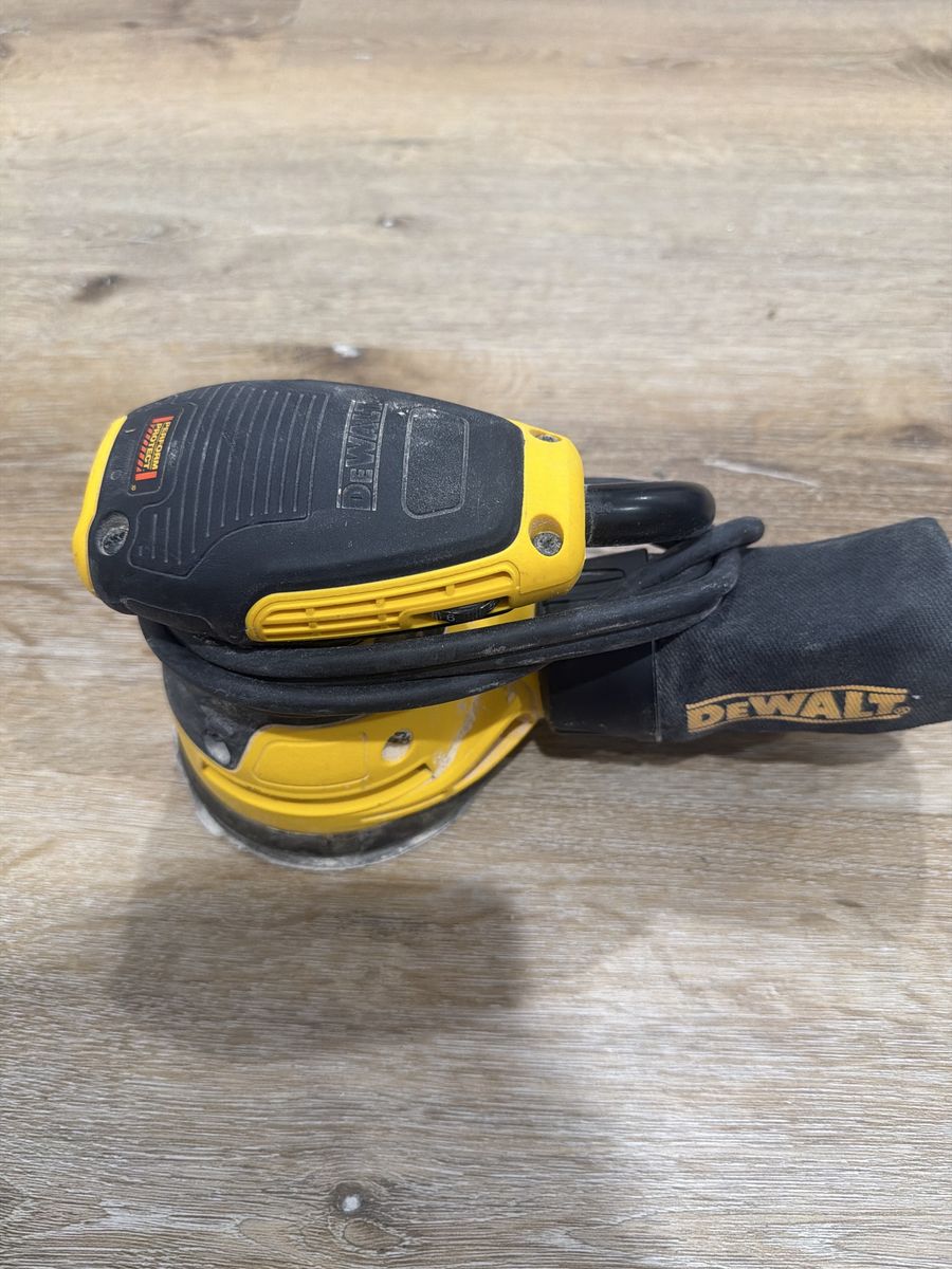 DEWALT Random Orbit Sander with Dust Bag