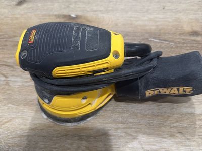 DEWALT Random Orbit Sander with Dust Bag