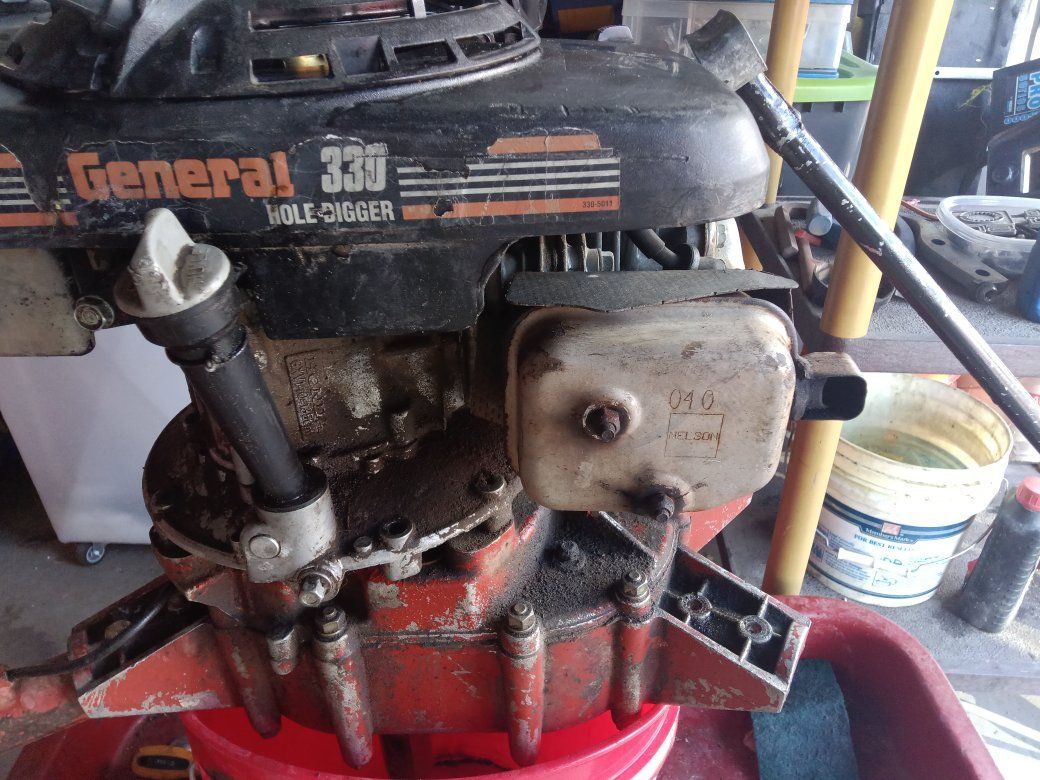 General 330 7/8"Drive Hole Digger Honda Motor Runs