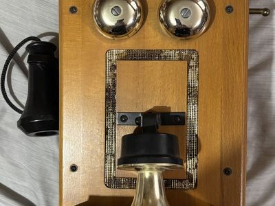 Vintage Masters Art transistor radio