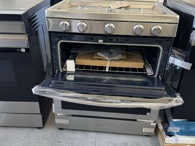 New open box Samsung - 30 in. Wide 5 Burner 6.0 cu. ft. Smart Freestanding Gas Range with Stainless Cooktop & Air Fry