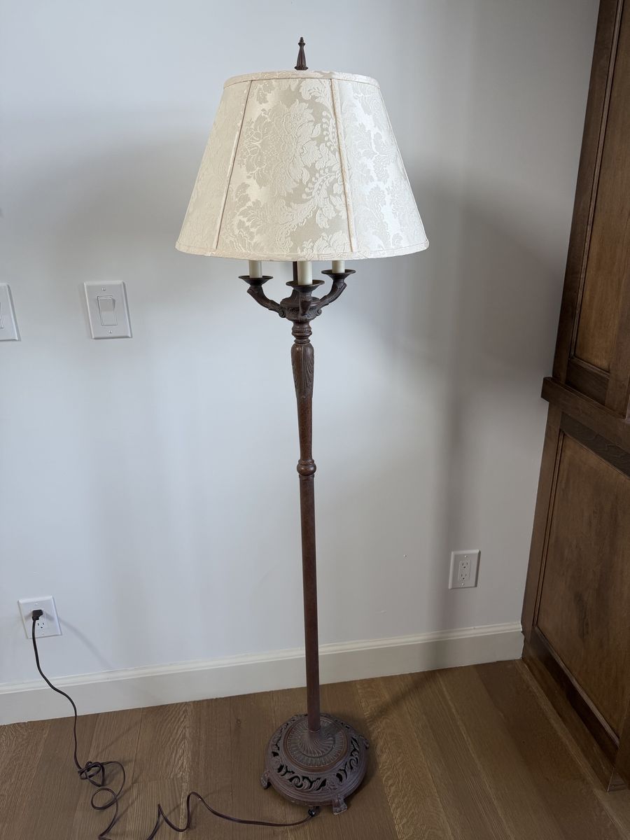 Vintage-Style Ornate Floor Lamp with 3-Way Switch