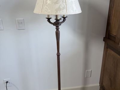 Vintage-Style Ornate Floor Lamp with 3-Way Switch