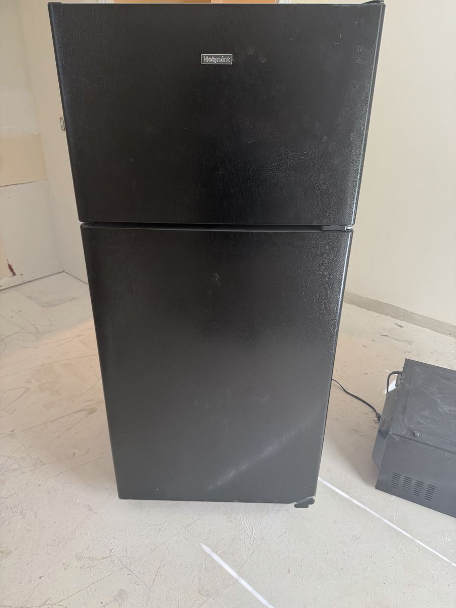 Hotpoint Black Top-Freezer Refrigerator like new 