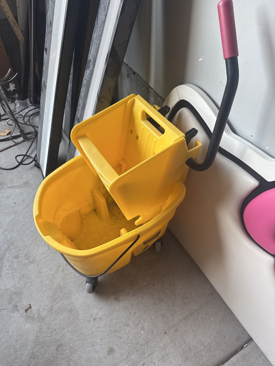 Rubbermaid bucket -used