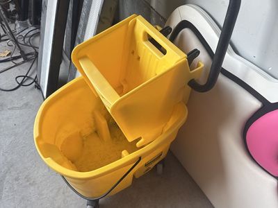Rubbermaid bucket -used
